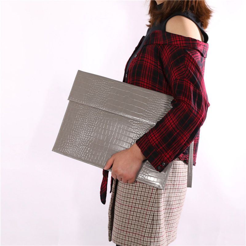 Aura Clutch