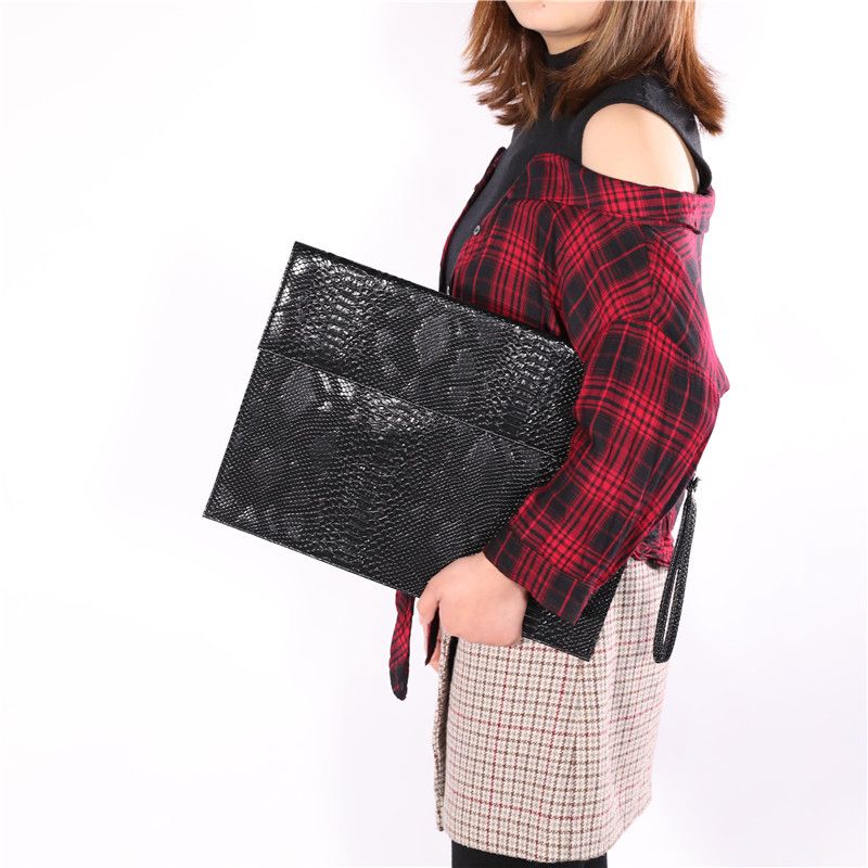 Aura Clutch