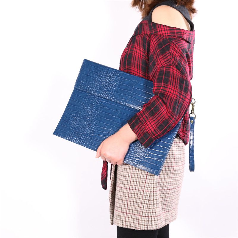Aura Clutch
